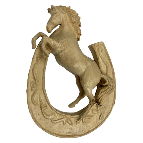 Cheval dans fer à cheval - Sculpture sur bois par Pierre Vigneux Estrien